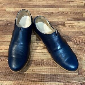 Wolverine women’s navy blue leather casual slip on shoes. Size 7.